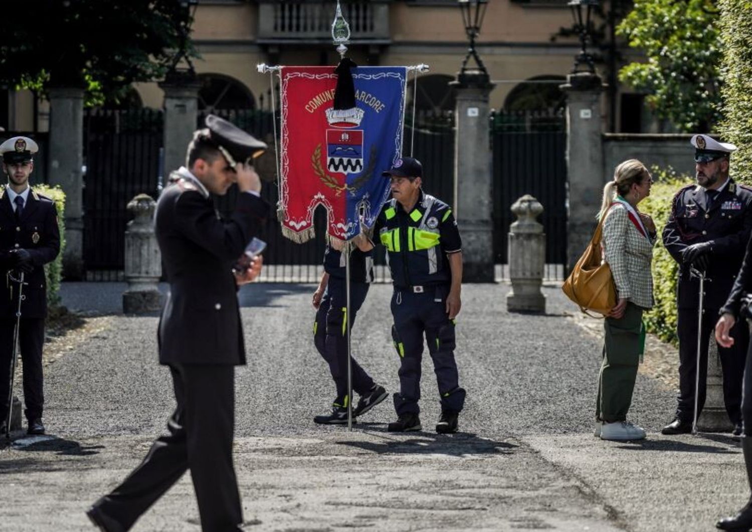 L'ultimo saluto a Silvio Berlusconi nella residenza di Villa San Martino