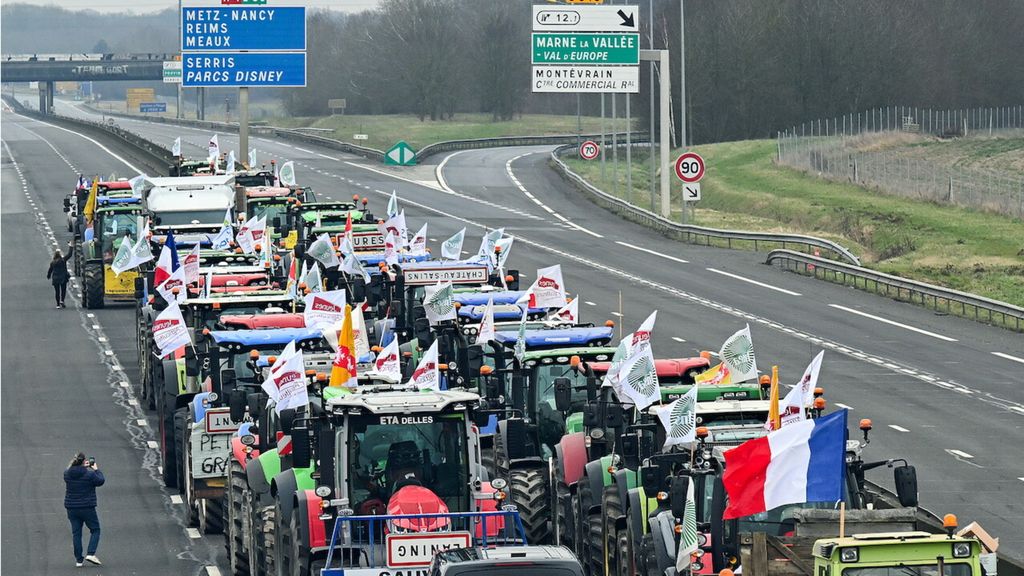 Gli agricoltori bloccano un tratto autostradale vicino Parigi