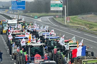 Gli agricoltori bloccano un tratto autostradale vicino Parigi