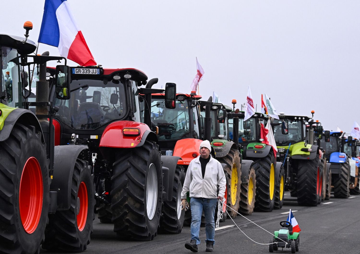 Gli agricoltori francesi bloccano un tratto autostradale nei pressi di Parigi