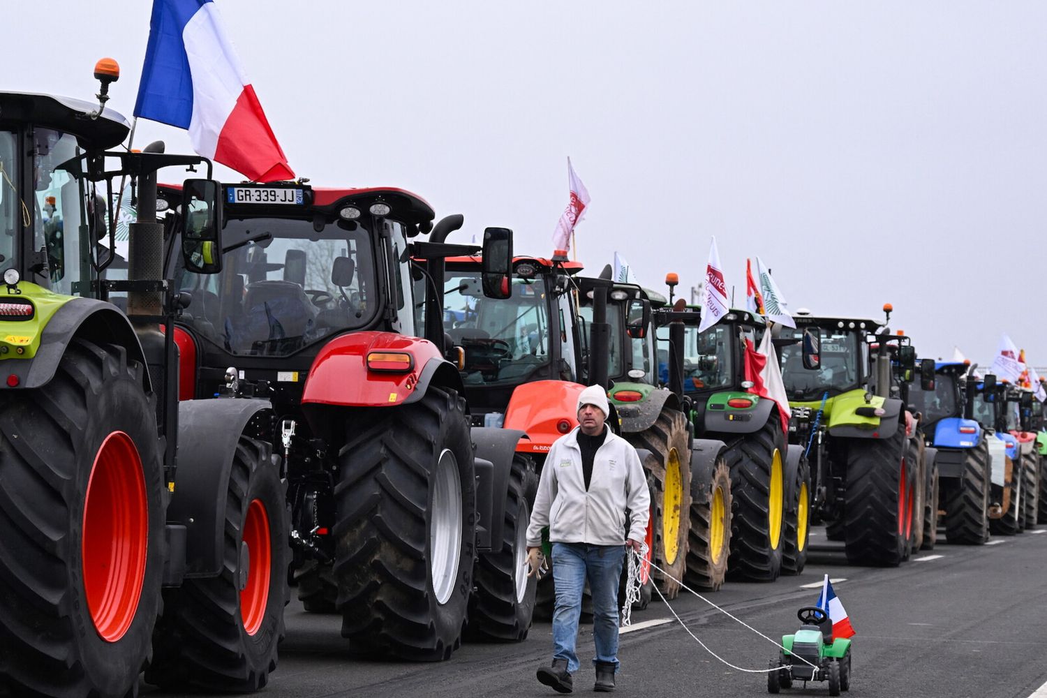 Gli agricoltori francesi bloccano un tratto autostradale nei pressi di Parigi