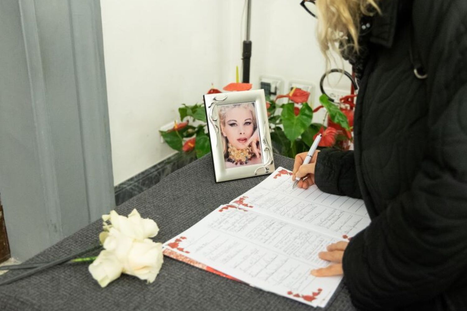 CAMERA ARDENTE SANDRA MILO