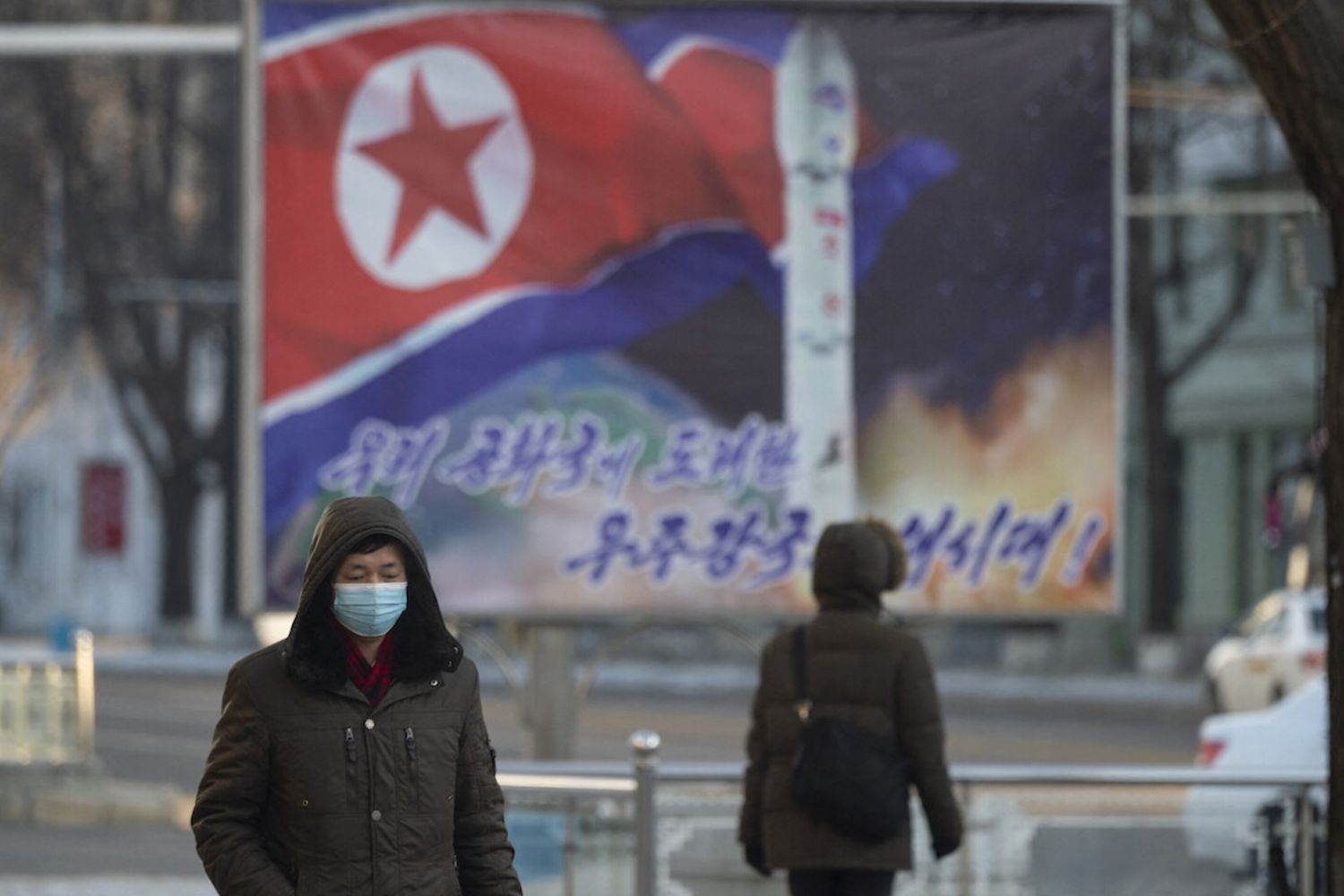 Passanti a Pyongyang