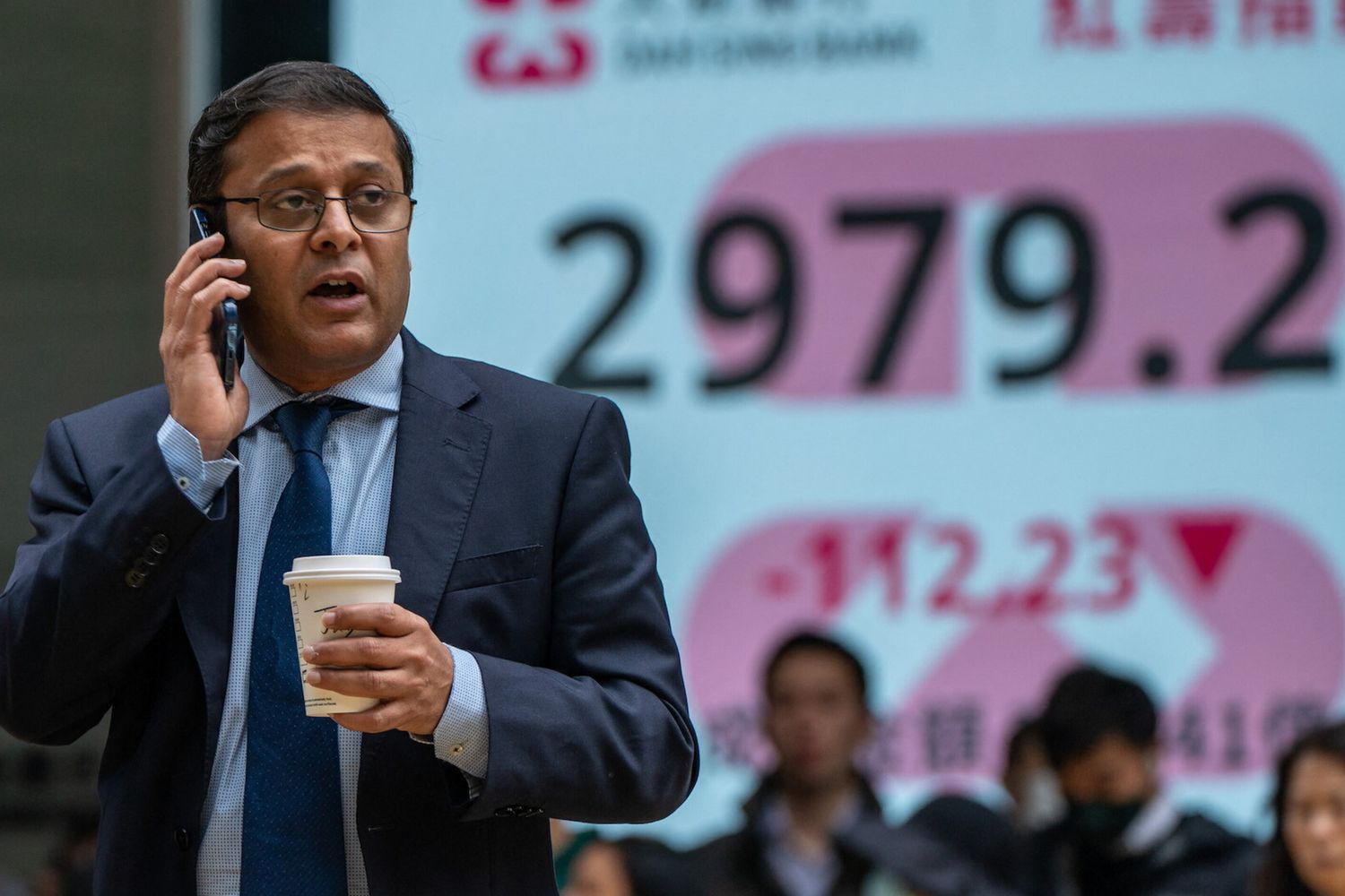 Un operatore della borsa di Hong Kong