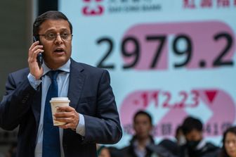 Un operatore della borsa di Hong Kong