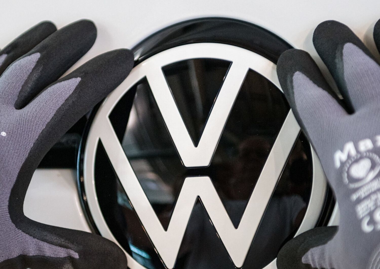 Logo VW sulla linea di assemblaggio dell'auto elettrica Volkswagen (VW) ID 3, nel sito di produzione &quot;Glassy Manufactory&quot;, a Dresda&nbsp;