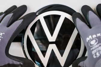 Logo VW sulla linea di assemblaggio dell'auto elettrica Volkswagen (VW) ID 3, nel sito di produzione &quot;Glassy Manufactory&quot;, a Dresda&nbsp;