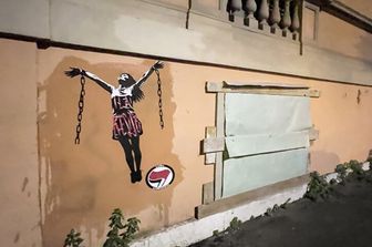 murales ilaria salis spezza catene ambasciata ungheria