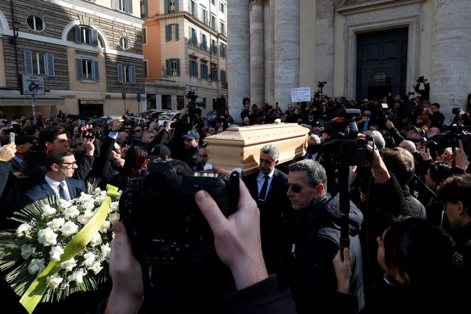 Funerali di Sandra Milo, uscita del feretro dalla Chiesa degli artisti