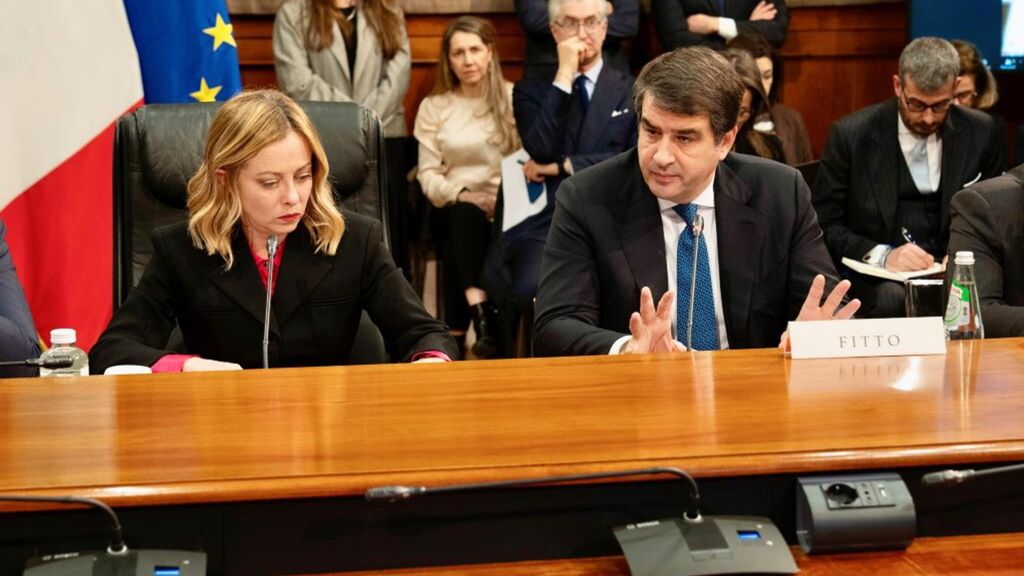 La première ministre italienne Giorgia Meloni  avec M. Fitto