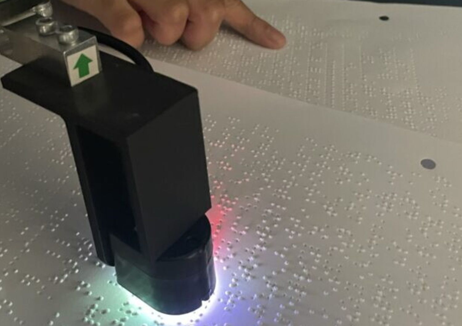 I ricercatori hanno sviluppato un sensore robotico che incorpora tecniche di intelligenza artificiale per leggere il braille a velocità circa doppie rispetto alla maggior parte dei lettori umani