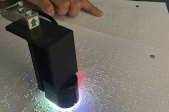 I ricercatori hanno sviluppato un sensore robotico che incorpora tecniche di intelligenza artificiale per leggere il braille a velocità circa doppie rispetto alla maggior parte dei lettori umani