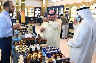 Gli espositori di una mostra di profumi e cosmetici in Kuwait