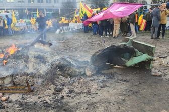 Agricoltori abbattono statua storica davanti all'Europarlamento