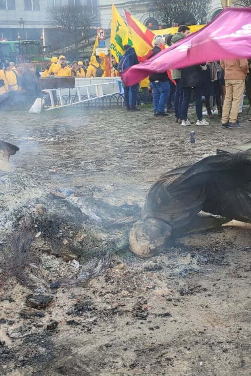 Agricoltori abbattono statua storica davanti all'Europarlamento