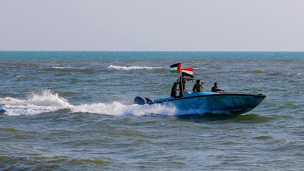 Membri della Guardia costiera yemenita affiliati al gruppo Houthi pattugliano il mare