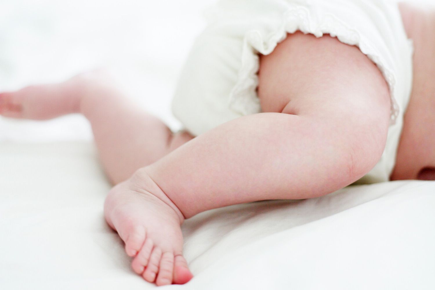 Neonato con pannolone