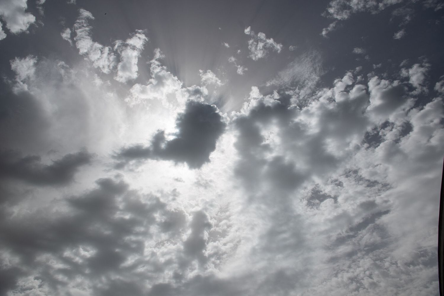 Il sole tra le nuvole