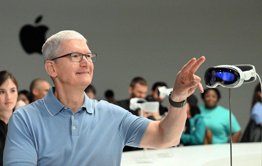 Tim Cook e il visore di Apple