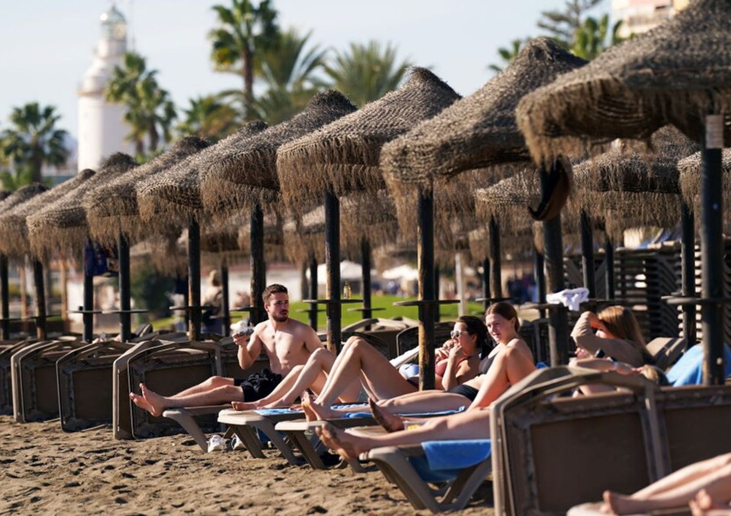 12/12/2023 Malaga, molte persone si godono il sole sulla spiaggia di Malagueta, dove il caldo ha raggiunto i 26 gradi