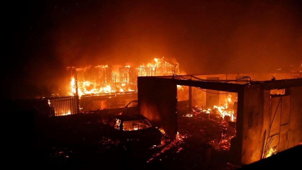 Veicoli e case bruciano durante un incendio a Viña del Mar, in Cile
