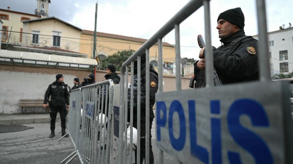 Agenti della polizia anti-sommossa turca bloccano la strada della chiesa di Santa Maria dopo l'attacco a Istanbul del 28 gennaio scorso
