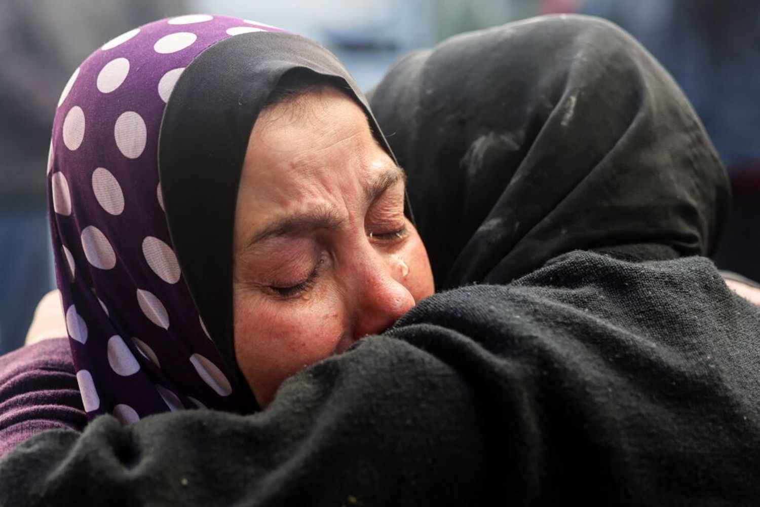 Il dolore di due donne per le devastazioni in Medio Oriente