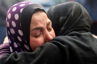 Il dolore di due donne per le devastazioni in Medio Oriente