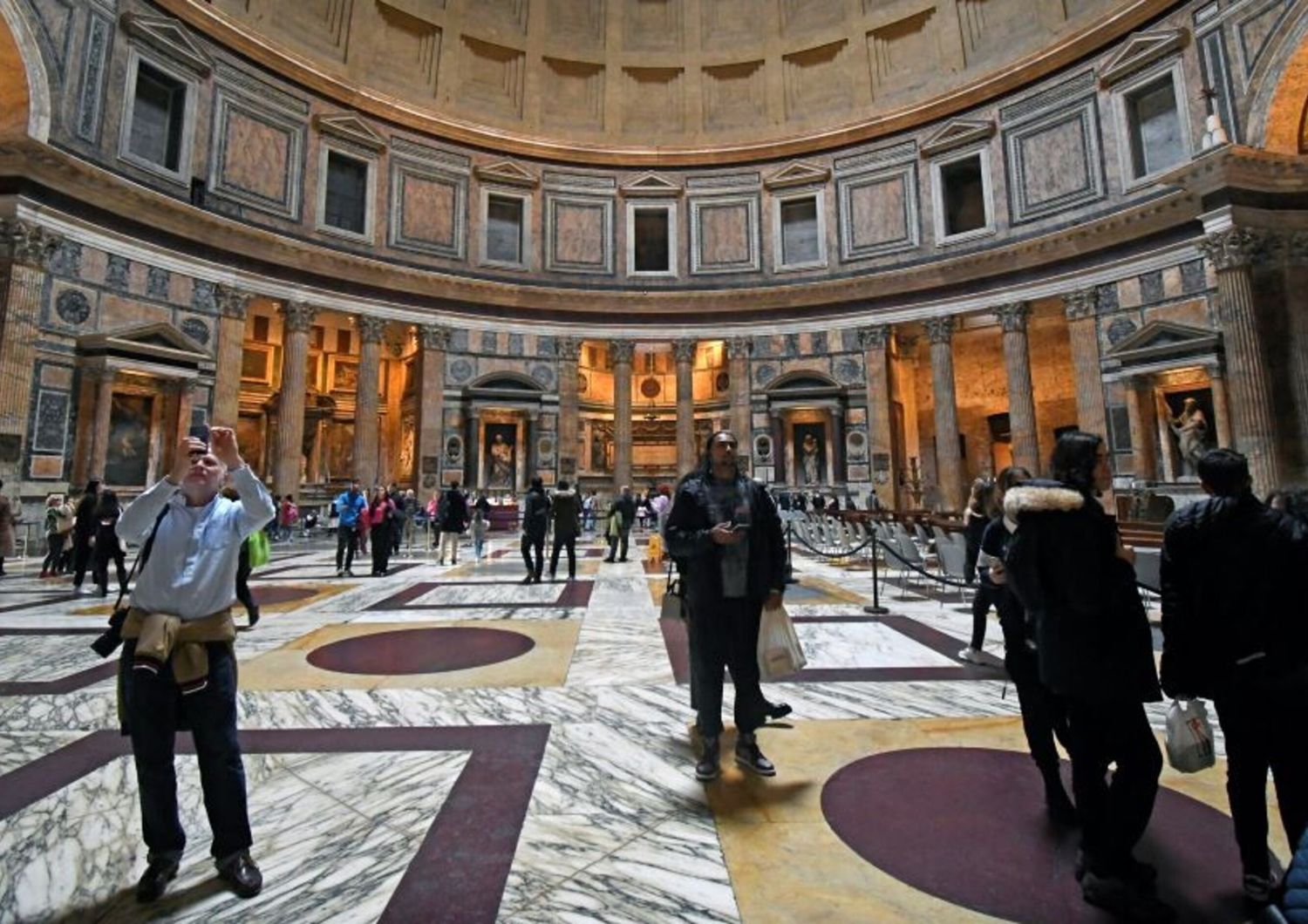 Turisti in vista al Pantheon