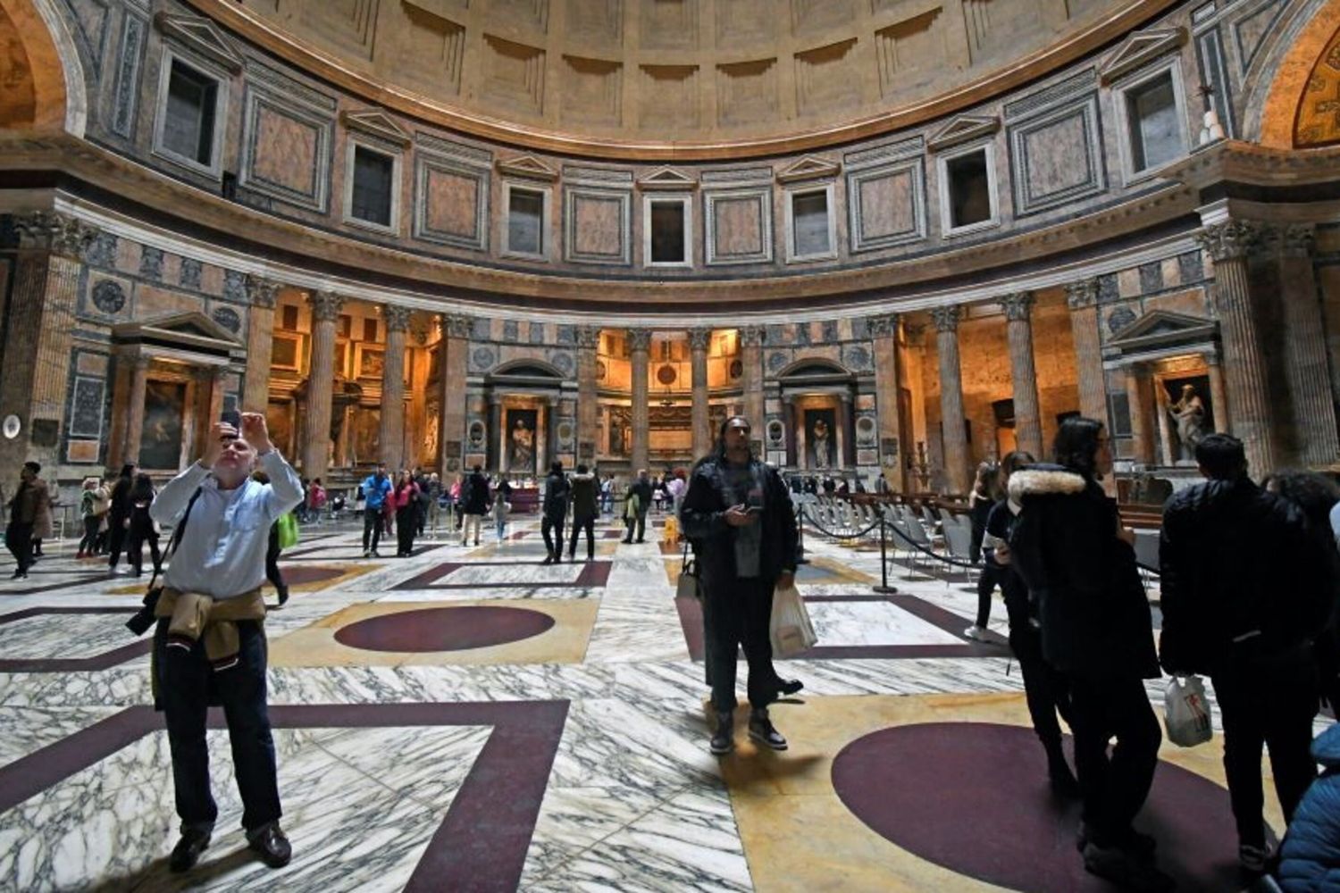 Turisti in vista al Pantheon
