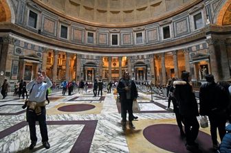 Turisti in vista al Pantheon