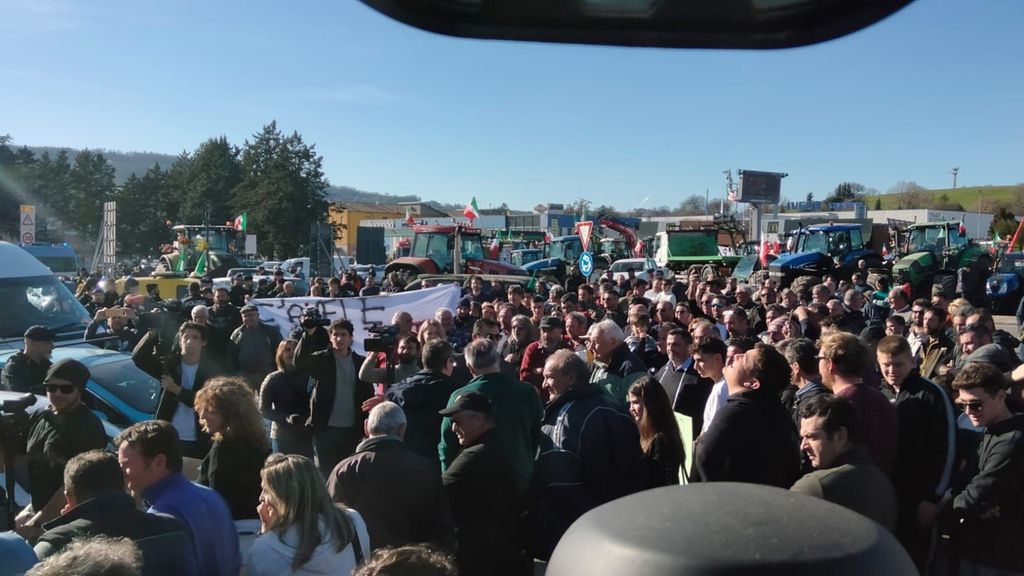 Gli agricoltori protestano a Orte, casello in tilt