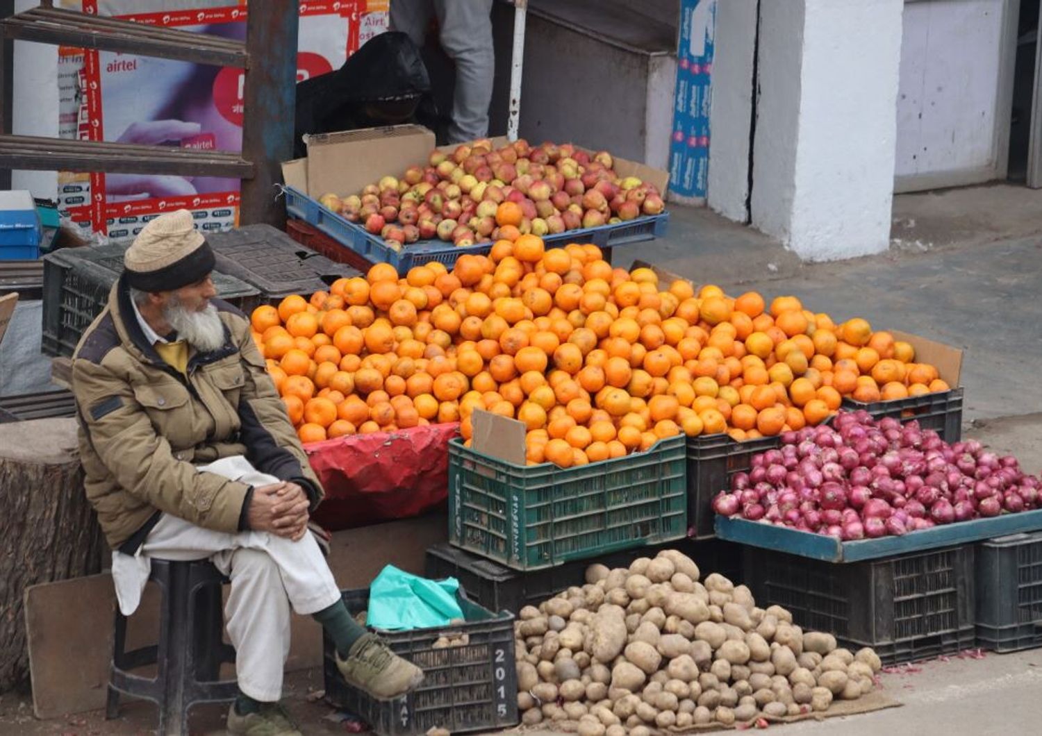 Un venditore di frutta in Pakistan