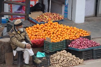 Un venditore di frutta in Pakistan