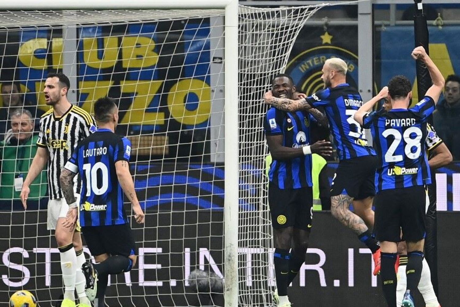 L'attaccante Thuram festeggia dopo l'autogol attribuito a Gatti