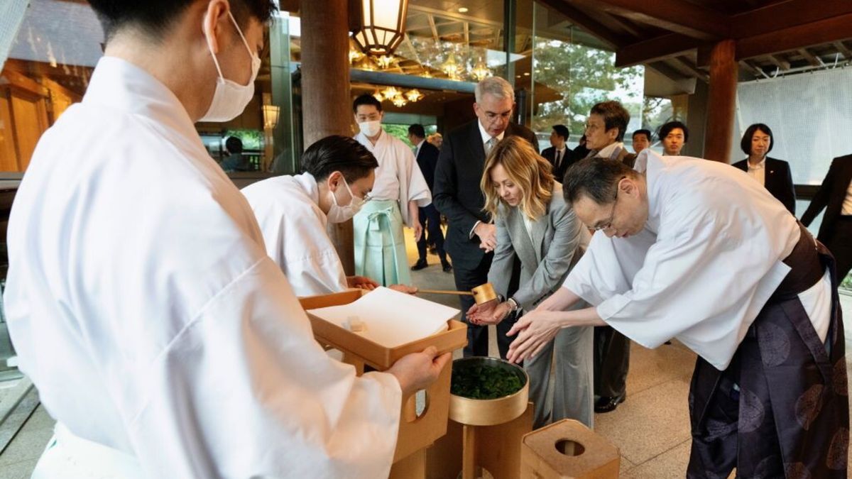 Meloni visita il santuario Meiji