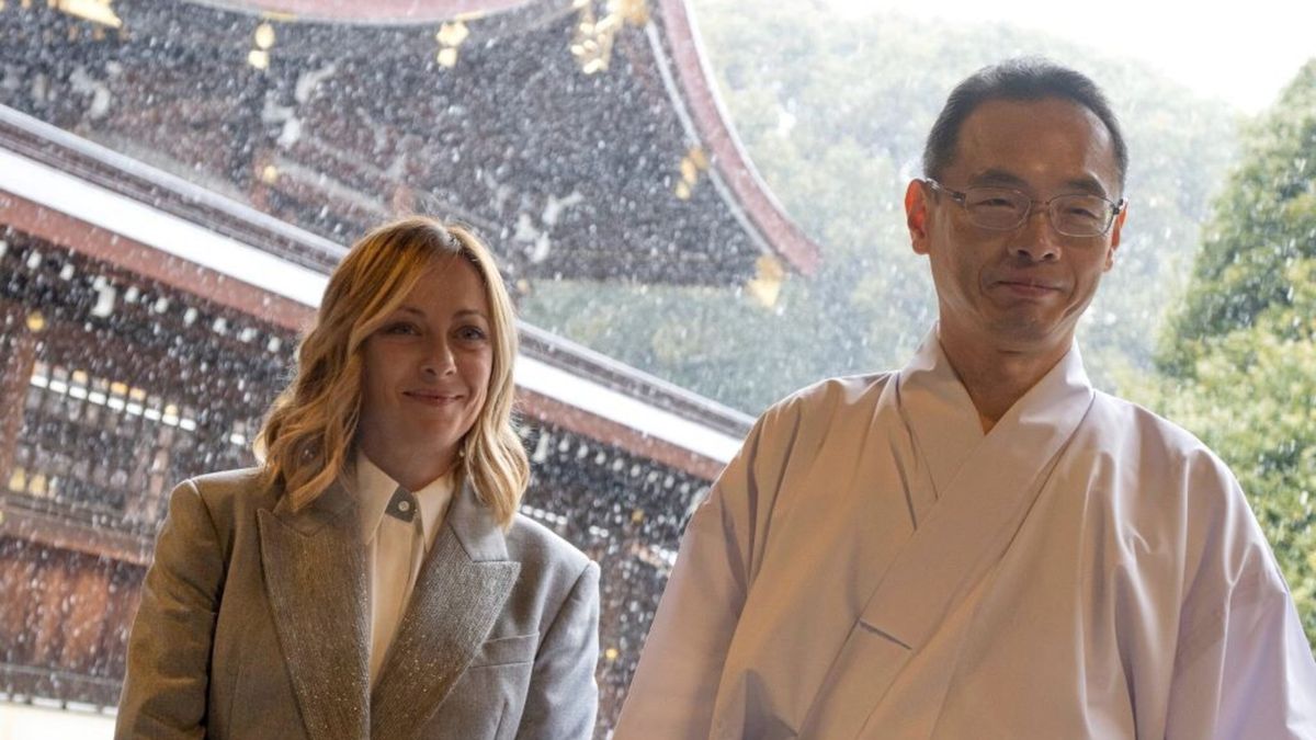 Meloni visita il santuario Meiji