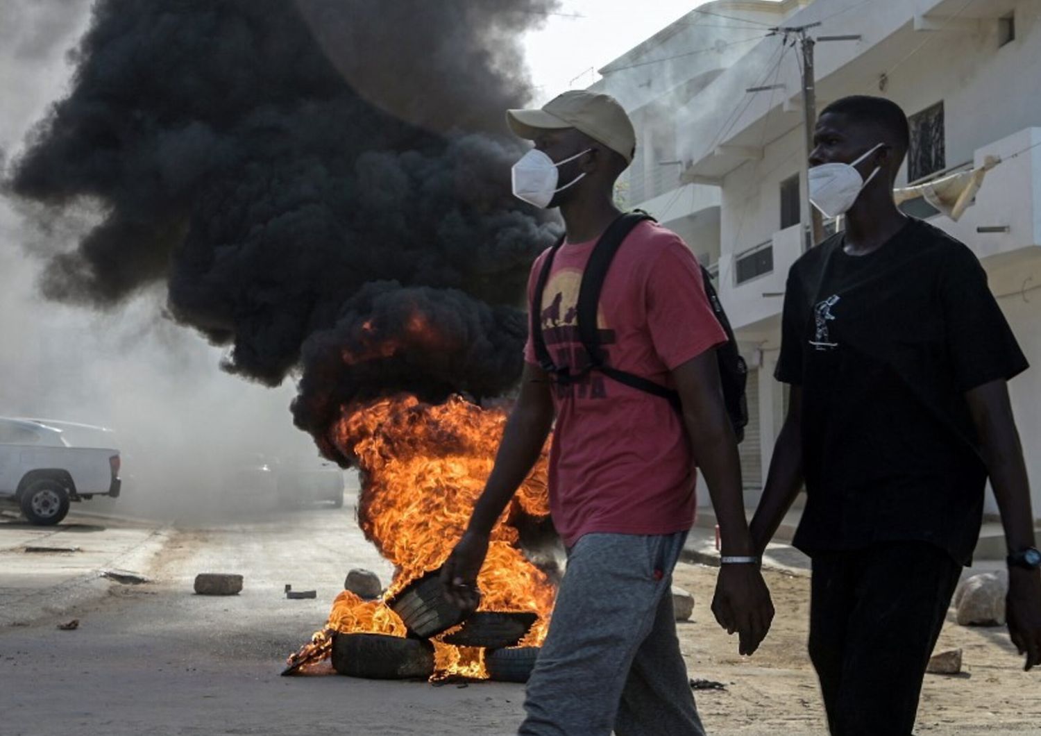Scontri tra oppositori e polizia a Dakar dopo l'annuncio di un ddl per il rinvio del voto