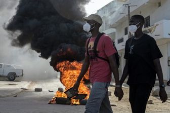 Scontri tra oppositori e polizia a Dakar dopo l'annuncio di un ddl per il rinvio del voto