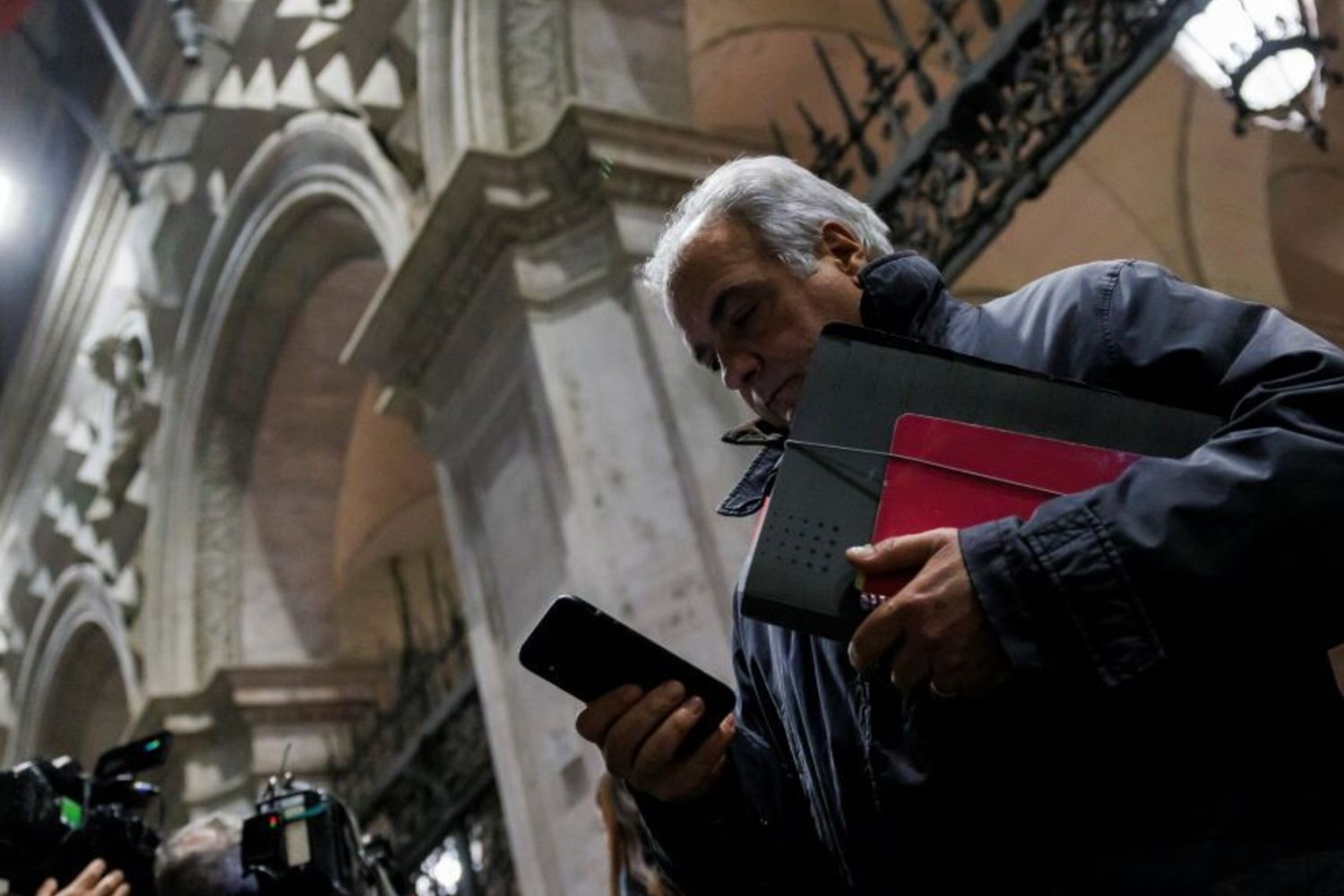 Roberto Salis al termine degli incontri con il ministro degli Esteri e della Giustizia