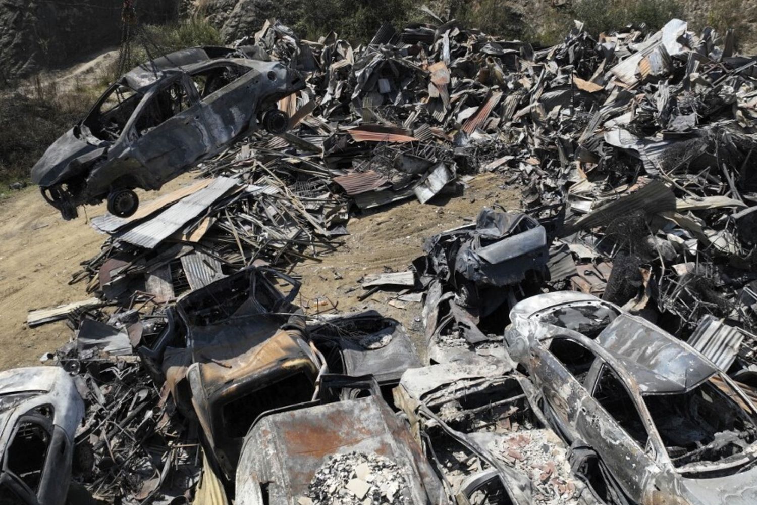 Carcasse di auto distrutte dagli incendi in una discarica a Villa Independencia, nella regione di Valparaiso
