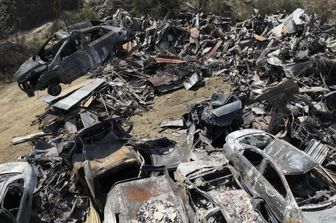 Carcasse di auto distrutte dagli incendi in una discarica a Villa Independencia, nella regione di Valparaiso