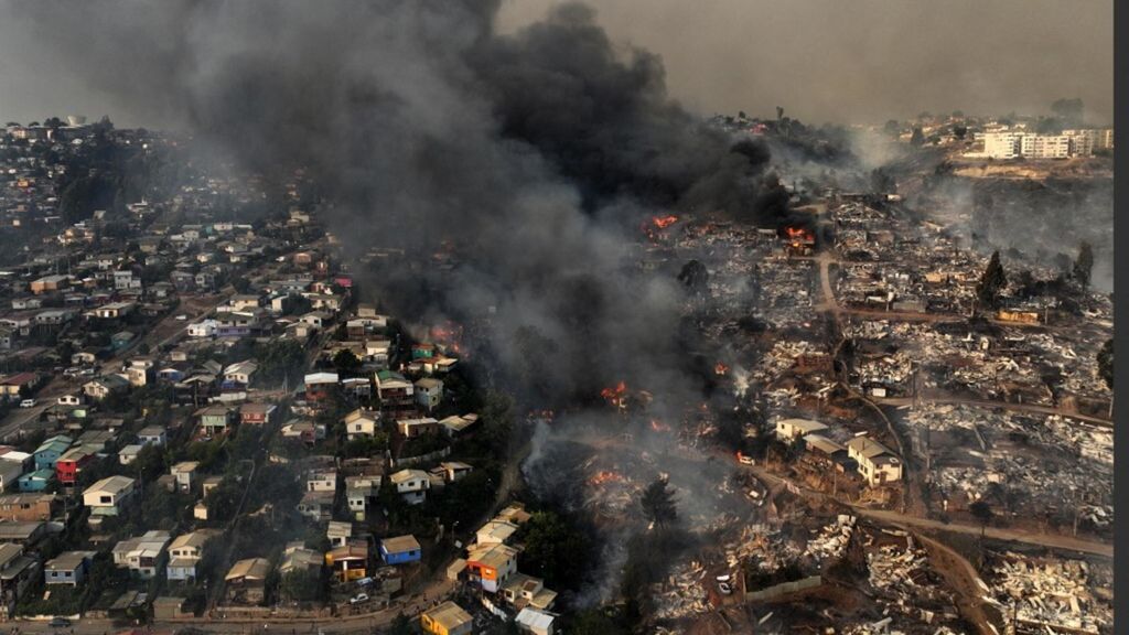 Veduta aerea dell'incendio boschivo che ha interessato le colline della città di Viña del Mar nel settore di Las Pataguas