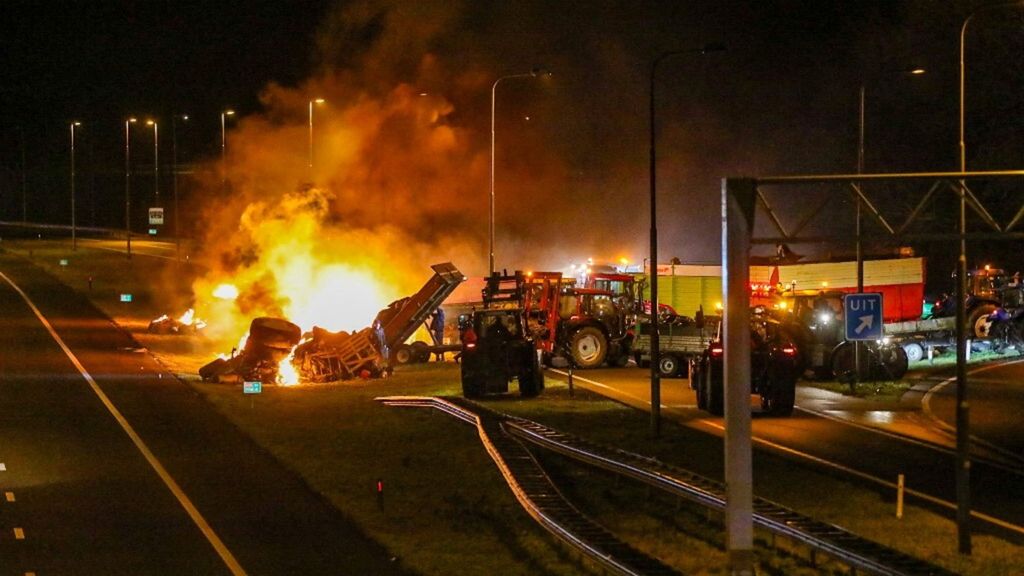 Ad Apeldoorn (Paesi Bassi), gli agricoltori hanno dato fuoco a legna, pneumatici e altri rifiuti nello spartitraffico centrale dell'autostrada A50