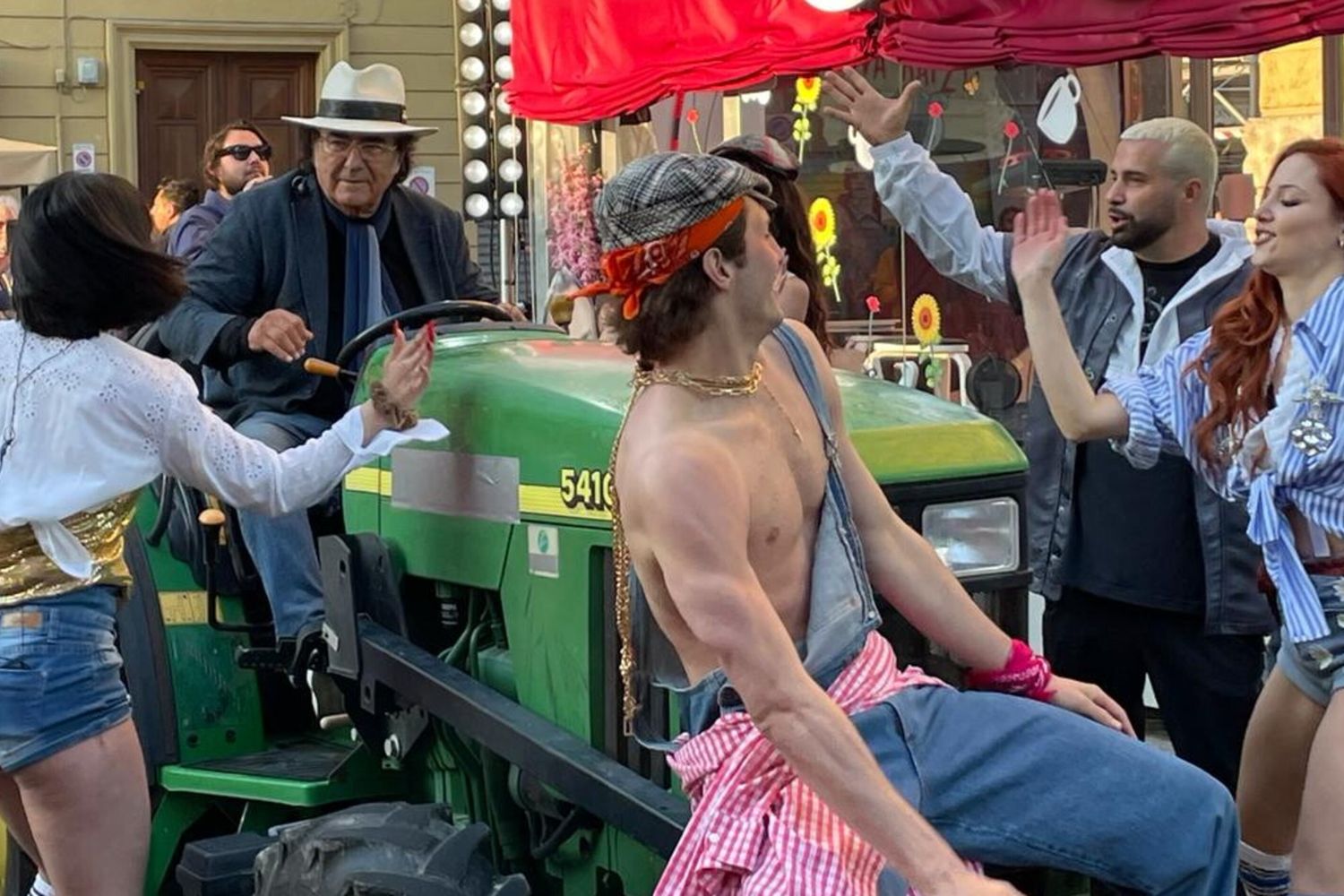 Al Bano sul trattore in una puntata del 30 maggio scorso, in via Asiago (Roma) per VivaRadio2