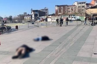 Le vittime dell'attacco davanti al Tribunale di Istanbul