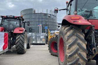 Corteo di trattori a Strasburgo davanti al Parlamento europeo