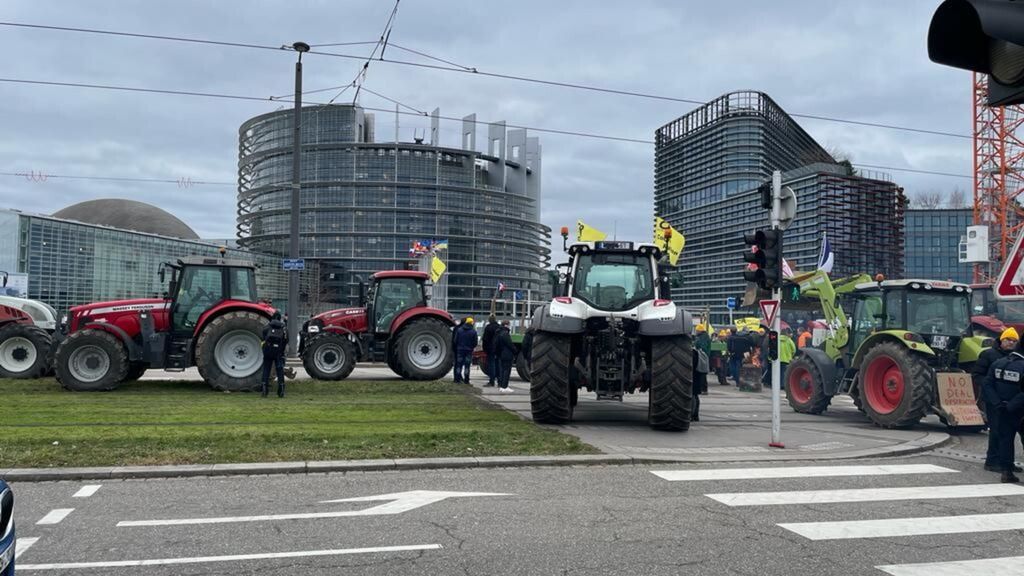 Agricoltori davanti al Parlamento europeo di Strasburgo