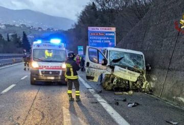 Auto travolge due mamme con i figli. Un bimbo di 8 anni è grave