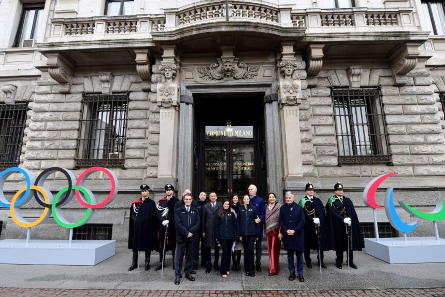 Svelamento dei cerchi olimpici e degli Agitos